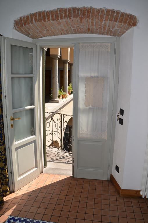 One-Bedroom Apartment Balcony,122071045:JPEG